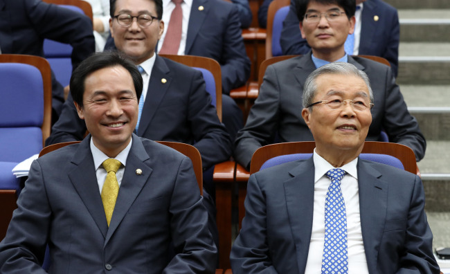 김종인 더불어민주당 비대위 대표와 우상호 원내대표가 4일 오전 서울 여의도 국회에서 열린 의원총회에서 밝은 표정을 짓고 있다. 박해묵 기자/mook@heraldcorp.com