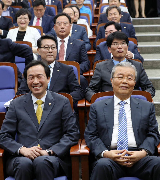 김종인 더불어민주당 비대위 대표와 우상호 원내대표가 4일 오전 서울 여의도 국회에서 열린 의원총회에서 밝은 표정을 짓고 있다. 박해묵 기자/mook@heraldcorp.com
김종인 더불어민주당 비대위 대표와 우상호 원내대표가 4일 오전 서울 여의도 국회에서 열린 의원총회에서 밝은 표정을 짓고 있다. 박해묵 기자/mook@heraldcorp.com
김종인 더불어민주당 비대위 대표와 우상호 원내대표가 4일 오전 서울 여의도 국회에서 열린 의원총회에서 밝은 표정을 짓고 있다. 박해묵 기자/mook@heraldcorp.com