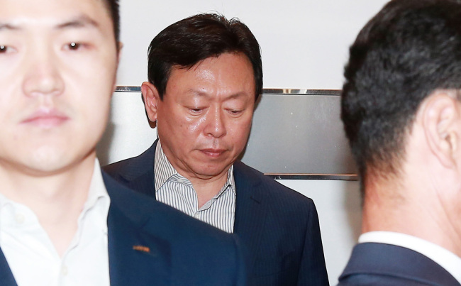 Lotte Group chairman Shin Dong-bin enters his Seoul office on July 4. / The Investor (Lee Sang-sub)