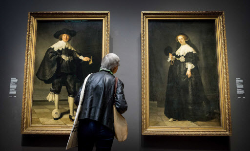Two paintings, “Marten” and “Oopjen,” by Rembrandt (1606-1669) are on display at the Rijksmuseum in Amsterdam, the Netherlands, Friday. (EPA-Yonhap)