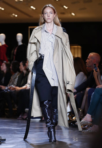 A model presents a creation from the fall-winter 2016/2017 haute couture collection by Vetements fashion house during Paris Fashion Week in Paris on Sunday. (EPA-Yonhap)
