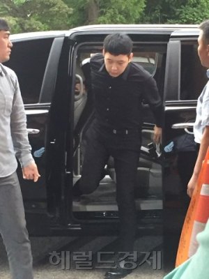 성폭행 혐의로 고소 당한 박유천 씨가 지난달 30일 서울 강남경찰서에 출석하고 있다. [사진=김진원 기자/jin1@heraldcorp.com]