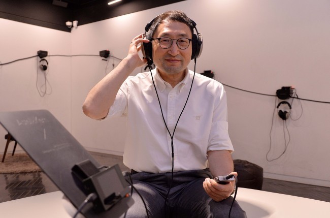 iriver CEO Park Il-hwan poses at Stradeum, a music house and art hall opened to customers wanting to experience lossless sound reproduced by Astell & Kern, in Itaewon, Seoul. (Lee Sang-sub/The Investor)
