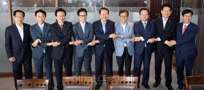 남북관계 정상화를 위한 여야 중진모임 1차모임이 5일 오전 서울 여의도 국회 의원회관에서 열린 가운데 참석의원들이 악수를 나누고 있다. (사진 왼쪽부터 오제세, 조정식, 변재일, 정병국, 박주선, 원혜영, 김부겸, 송영길, 강길부 의원) 박해묵 기자/mook@herldcorp.com
남북관계 정상화를 위한 여야 중진모임 1차모임이 5일 오전 서울 여의도 국회 의원회관에서 열린 가운데 참석의원들이 악수를 나누고 있다. (사진 왼쪽부터 오제세, 조정식, 변재일, 정병국, 박주선, 원혜영, 김부겸, 송영길, 강길부 의원) 박해묵 기자/mook@herldcorp.com