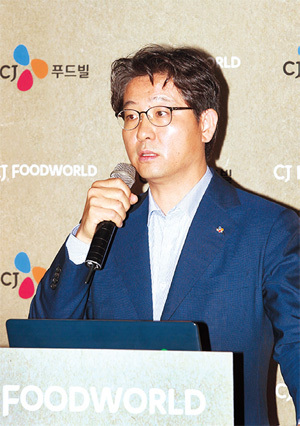 4일 CJ푸드월드 코엑스몰점에서 열린 기자간담회에서 정문목 CJ푸드빌 대표이사가 국내외 사업 현황 및 전략을 발표하고 있다.