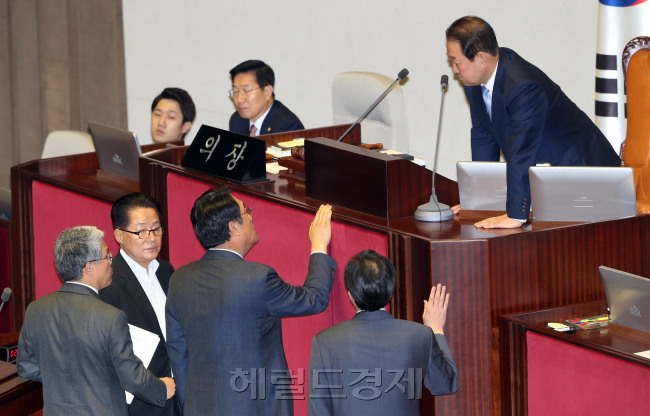 5일 오전 국회 본회의장에서 열린 대정부 질문에서 김동철 국민의당 의원이 질문 도중 여당 의원들과 설전을 벌여 회의가 진행되지 않자 정진석 새누리당 . 우상호 더불어민주당 , 박지원 국민의당 원표가 박주선 국회부의장과 대책을 논의하고 있다. 박해묵 기자/mook@heraldcorp.com