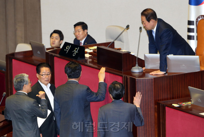5일 오전 국회 본회의장에서 열린 대정부 질문에서 김동철 국민의당 의원이 질문 도중 여당 의원들과 설전을 벌여 회의가 진행되지 않자 정진석 새누리당 . 우상호 더불어민주당 , 박지원 국민의당 원표가 박주선 국회부의장과 대책을 논의하고 있다. 박해묵 기자/mook@heraldcorp.com