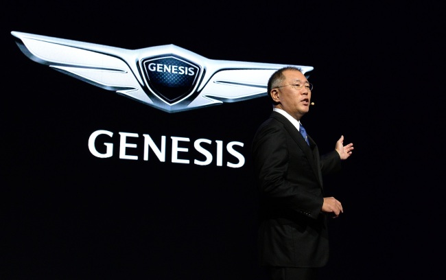 Hyundai Motor’s vice chairman Chung Eui-sun launches the Genesis brand at its brand strategy press conference in November, 2015. (Hyundai Motor)
