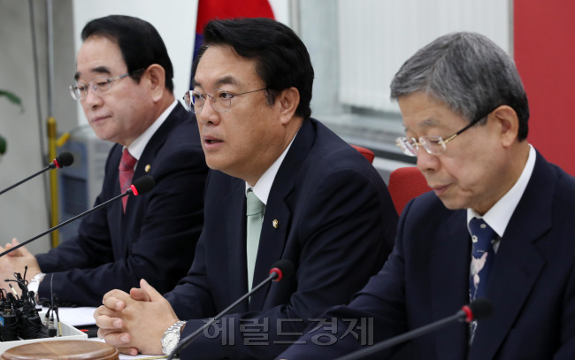 6일 오전 서울 여의도 국회에서 열린 새누리당 혁신비상대책위원회 회의에 참석한 김희옥 비상대책위원장, 정진석 원내대표, 박명재 사무총장(오른쪽부터). 당 대표 선출을 위한 전당대회(8월9일)를 한달 가량 앞둔 새누리당은 전대 룰 등을 놓고 계파 간 의견이 첨예하게 엇갈려 있다.
박해묵 기자/mook@heraldcorp.com