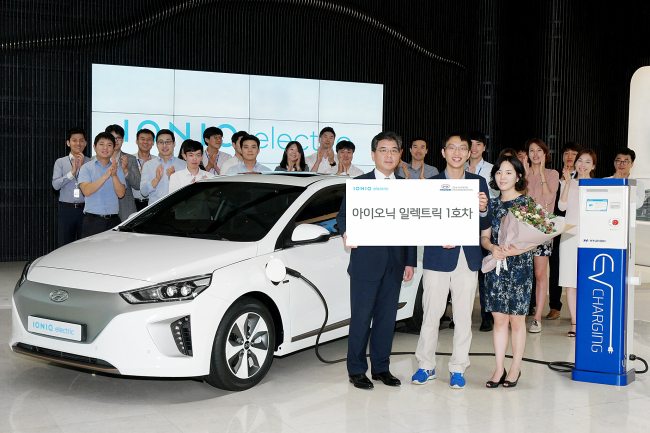 현대차는 5일 오후 서울시 강남구 영동대로에 위치한 국내영업본부 사옥에서 ‘아이오닉 일렉트릭 1호차 전달식’을 가졌다. 왼쪽부터 국내영업본부 장재훈 전무, 아이오닉 일렉트릭 1호차 주인공 정희원씨, 배우자 조유리씨.  [사진제공=현대차]