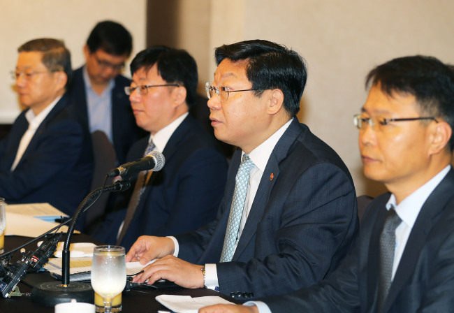 주형환(오른쪽 두번째) 산업통상자원부 장관이 6일 오전 서울 서초구 팔래스호텔에서 석탄화력발전 대책회의를 열고 모두발언을 하고 있다.   [사진제공=산업통상자원부]