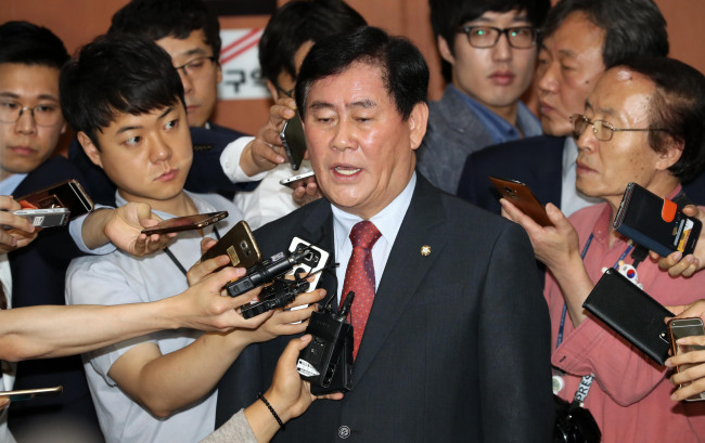 최경환 새누리당 의원이 6일 오전 서울 여의도 국회 정론관에서 당 대표 불출마 선언 기자회견을 가지고 있다. 박해묵 기자/mook@heraldcorp.com
최경환 새누리당 의원이 6일 오전 서울 여의도 국회 정론관에서 당 대표 불출마 선언 기자회견을 가지고 있다. 박해묵 기자/mook@heraldcorp.com