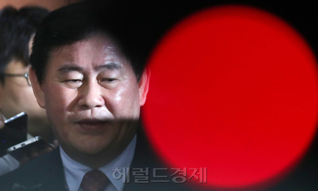 최경환 새누리당 의원이 6일 오전 서울 여의도 국회 정론관에서 당 대표 불출마 선언 기자회견을 가지고 있다. 박해묵 기자/mook@heraldcorp.com