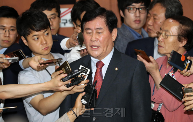 최경환 새누리당 의원은 6일 오전 서울 여의도 국회 정론관에서 기자회견을 갖고 당 대표 경선에 나가지 않겠다고 밝혔다.	 박해묵 기자/mook@heraldcorp.com