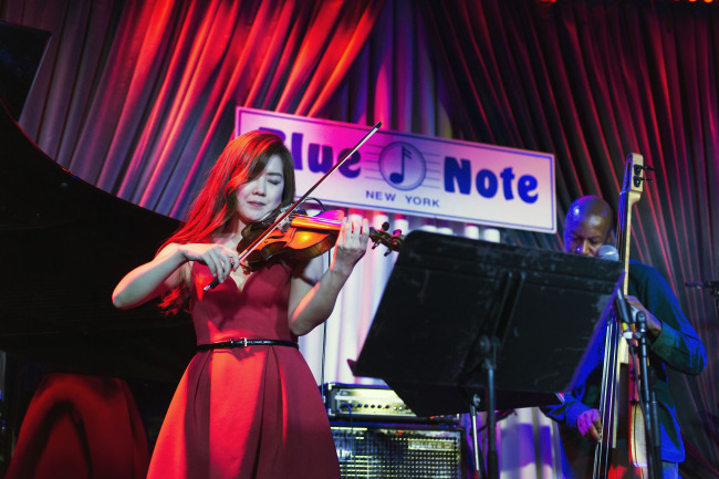 Violinist Park Yoo-jin performs at the Blue Note Jazz Club in New York. (Universal Music Korea)