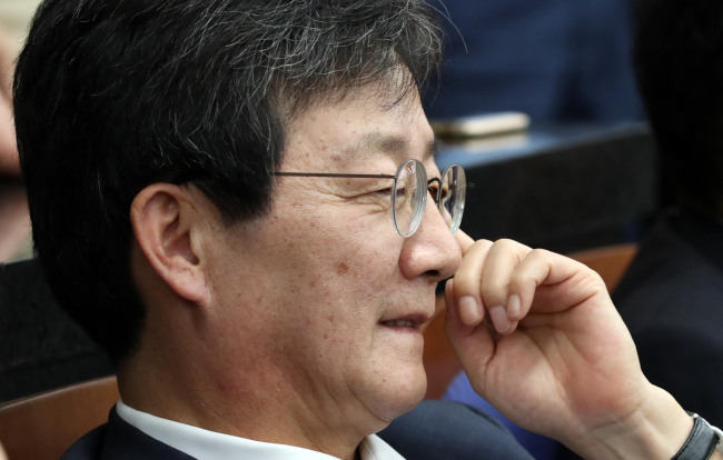 유승민 새누리당 의원이 6일 오후 서울 여의도 국회에서 열린 새누리당 의원총회에 참석하고 있다. 박해묵 기자/mook@heraldcorp.com
유승민 새누리당 의원이 6일 오후 서울 여의도 국회에서 열린 새누리당 의원총회에 참석하고 있다. 박해묵 기자/mook@heraldcorp.com