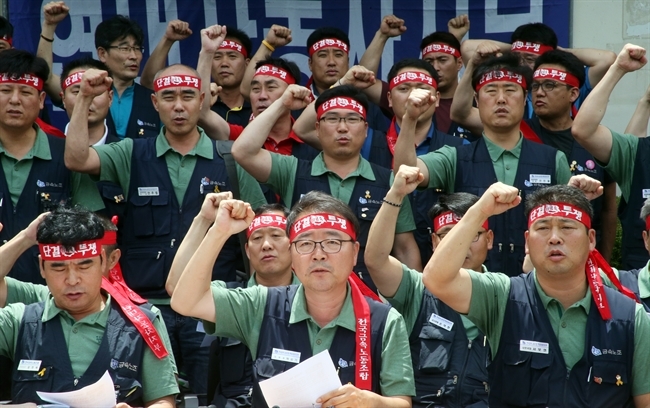 Hyundai Motor's union members protest the failure of wage negotiations with the management in Ulsan on Tuesday./ The Investor
