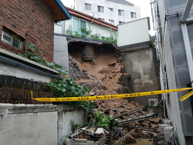 지난 5일 폭우로 인해 붕괴한 뒤 토사가 다량 유출된 서울 중구 남산동 주택가의 축대 모습.  유오상 기자/osyoo@heraldcorp.com