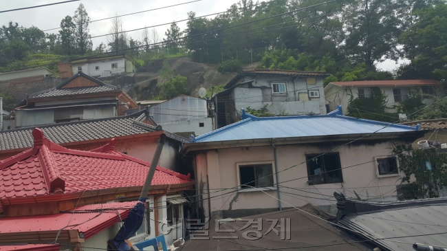 지은지 오래된 건물이 많은 지역이나 재개발이 예정돼 주민 안전을 위한 보강공사 등이 없는 지역은 장마철 폭우가 쏟아질 경우 사고가 발생할 가능성이 다른 지역에 비해 높다. 서울 서대문구의 대표적인 산동네 마을인 ‘개미마을’의 모습. 신동윤 기자/realbighead@heraldcorp.com