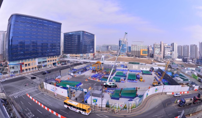 위례신도시와 하남미사 등 신도시ㆍ택지지구 입주물량 증가로 강남권과 인근 지역의 전셋값이 상반기 마이너스로 돌아섰다. 다만 전세 물건이 희귀하고 수요에 따라 변동폭이 커 하반기 상승 가능성은 크다. 사진은 판교역 일대. 이상섭 기자/babtong@heraldcorp.com