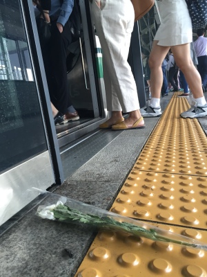 지난 5월 발생한 구의역 스크린 도어 사고로 숨진 김모 군은 사고 위험에도 홀로 보수작업에 나섰다. 법규 상 근로자는 위험한 작업을 거부할 수 있지만 비정규직인 김 군에게 이같은 규정은 ’그림의 떡‘이었다.