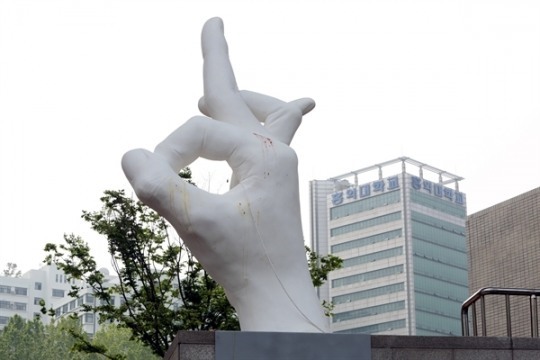 일베를 상징하는 손모양을 본뜬 <어디에나 있고, 아무데도 없다> 조각상