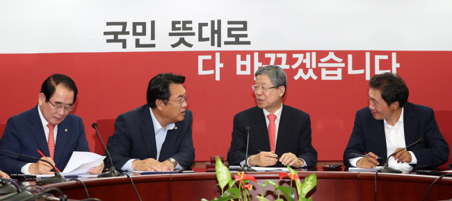 김희옥 새누리당 혁신비대위원장과 정진석 원내대표가 7일 오전 서울 여의도 새누리당 당사에서 열린 혁신비대위원회 회의에서 이야기를 나누고 있다. 박해묵 기자/mook@heraldcorp.com
김희옥 새누리당 혁신비대위원장과 정진석 원내대표가 7일 오전 서울 여의도 새누리당 당사에서 열린 혁신비대위원회 회의에서 이야기를 나누고 있다. 박해묵 기자/mook@heraldcorp.com