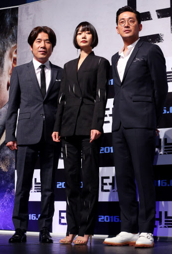 From left: Actors Oh Dal-su, Bae Doona and Ha Jung-woo pose at a press conference at the CGV theater in Apgujeong-dong, Seoul, Thursday. (Yonhap)