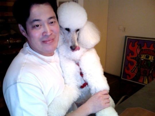 Shinsegae Group vice chairman and CEO Chung Young-jin with his pet dog Mari in this photo posted on his Twitter account.