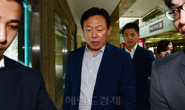멕시코와 미국, 일본 등 26일간 해외 출장 일정을 마친 신동빈 롯데그룹 회장이 지난 4일 오전 서울 중구 소공동 롯데그룹 본사에 출근하고 있다.
(사진=이상섭 기자/babtong@heraldcorp.com)