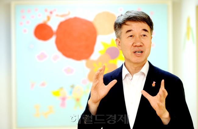 어느날 찾아온 불행을 딛고, 세상에서 할 일을 깨달은 사람. 바로 백경학 푸르메재단 상임이사다. 그는 ‘푸르메재단 넥슨어린이재활병원’을 설립해 이 땅의 많은 사람들에게 불행이 아닌 인생 재활을 꿈꾸게 하고 있다. 박현구 기자/phko@heraldcorp.com