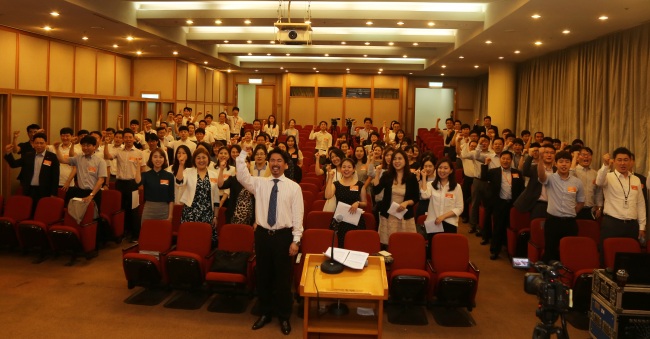 지난 7일 서울 중구 장교동 한화빌딩 28층 대강당에서 ‘한화 불꽃합창단’이 창단식을 갖고 있다.