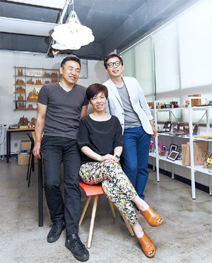 서울 마포구 염리동에 위치한 서울제품디
자이너 협동조합(이사장 김지영ㆍ사진 가
운데)은 조합 사무실이기 이전에 제품 디자
이너들의 새로운 아이디어가 샘솟는 창작
실이자 전문 지식을 공유하는 사랑방이다.