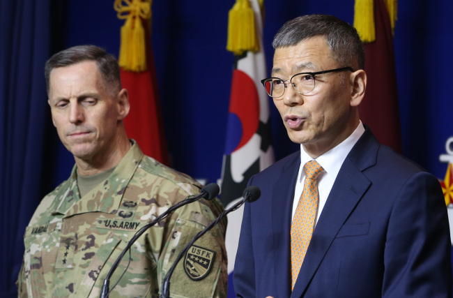 South Korea’s Deputy Defense Minister Yoo Jeh-seung (right) speaks at a news conference on Friday at the ministry headquarters as U.S. Forces Korea Chief of Staff and Eighth Army Commander Lt. Gen. Thomas Vandal looks on. (Yonhap)