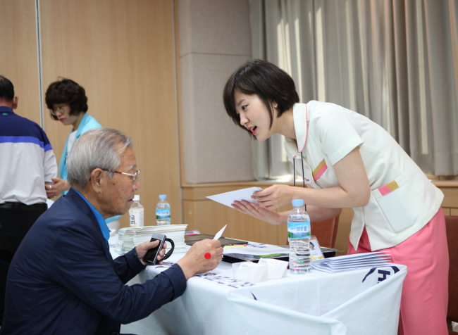 부평힘찬병원이 충남 보령 주민을 대상으로 ‘찾아가는 농촌 의료봉사’를 진행했다.[사진제공=피알와이드]
부평힘찬병원이 충남 보령 주민을 대상으로 ‘찾아가는 농촌 의료봉사’를 진행했다.[사진제공=피알와이드]