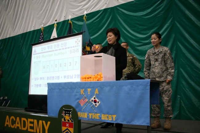 KATUSA soldiers and their parents participate in a ceremony to mark the completion of their basic training at KATUSA Training Academy in Camp Jackson in Uijeongbu, Gyeonggi Province, where they were also assigned to their respective positions for the rest of their military service. (8th ARMY, ROKA Support Group)
