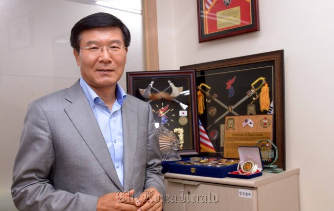 Kim Jong-wook, chairman of the KATUSA Veterans Association, poses during an interview with The Korea Herald at his office in western Seoul on Tuesday. (Chung Hee-cho/The Korea Herald)