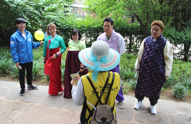 K-Travel Bus participants dressed in hanbok explore Daegu’s “Modern Streets” tourist attractions. (Julie Jackson/The Korea Herald)