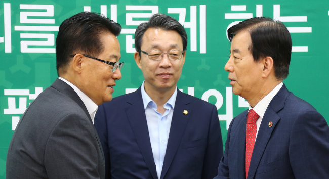 Defense Minister Han Min-koo (right) shakes hands with People's Party interim leader Rep. Park Jie-won (left) during their meeting at the National Assembly on Friday. (Yonhap)