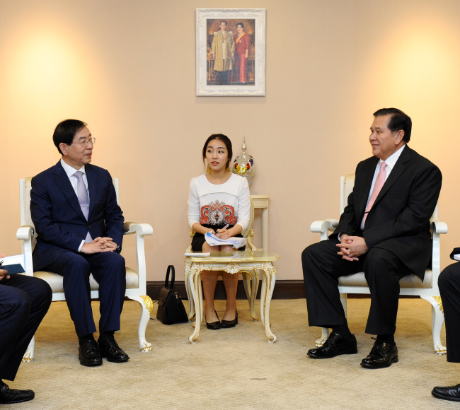 박원순 서울시장이 태국 문화부 청사를 방문해 타나싹 빠띠마쁘라껀 문화부총리와 이야기를 나누고 있다.