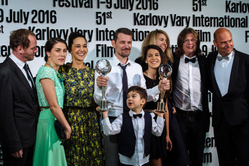 Hungarian director Szabolcs Hajdu (center) poses for photographers with his family and cast members after receiving the Grand Prix Crystal Globe Award for the film “It’s Not The Time of My Life” during the closing ceremony of the 51st Karlovy Vary International Film Festival, in Karlovy Vary, Czech Republic, Saturday. (EPA-Yonhap)