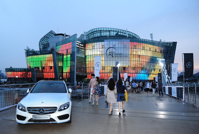 Han Sung Motor’s second motor show at the Sevit floating island on the Hangang River (Han Sung Motor)