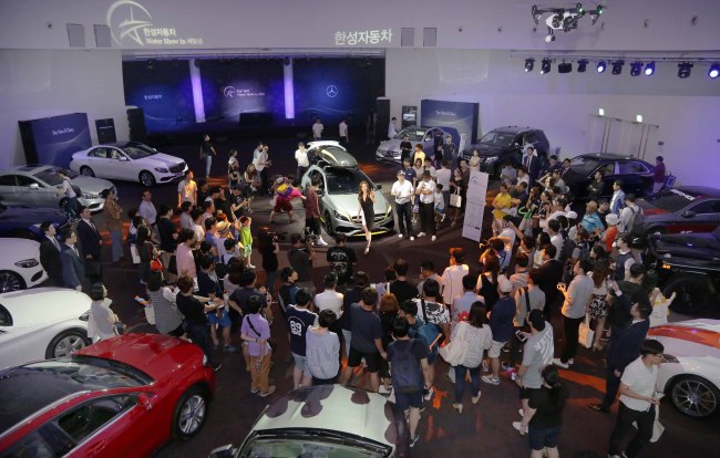 Visitors to the second motor show of Han Sung Motor join the auction event for a StarClass A200 CDI, at the Sevit floating island on the Han River last Saturday. The StarClass is the brand name for used cars recognized by Mercedes-Benz. (Han Sung Motor)