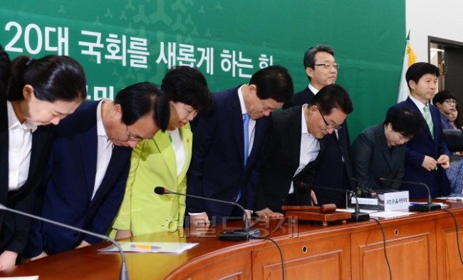 박지원 국민의당 비상대책위원장을 비롯한 비대위원들이 7일 오전 서울 여의도 국회에서 열린 비상대책위원회에서 인사를 하고 있다. 박해묵 기자/mook@heraldcorp.com