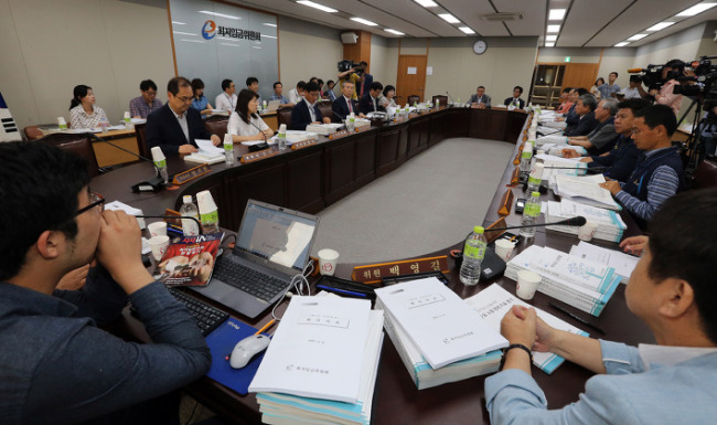 최저임금위원회는 11일과 12일 각각 11, 12차 전원회의를 열어 내년도 최저임금 인상안을 논의하나 난항이 예상된다. 최저임금위원회 전원회의.  [헤럴드경제DB]