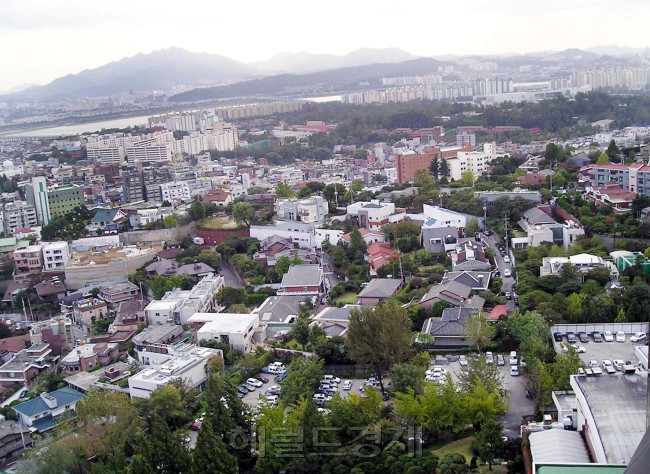 한남동은 여전히 지명이 재력의 크기를 대변하는 대표 부촌 중 하나다(왼쪽 사진). 2000년대 고급주택은 초고층 주상복합으로 대변됐다. 그 시작점을 찍은 ‘타워팰리스’는 바로 옆 판자촌과 상반된 그림을 그리며, 대한민국 고급주택의 판도를 바꿨다.  [헤럴드경제DB]