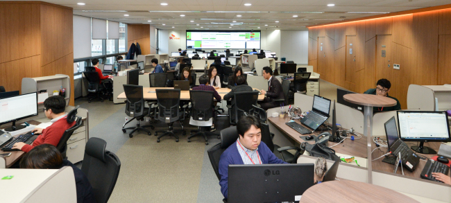 한국IBM과 클라우드 보안사업을 위해 손잡은 SK인포섹의 통합보안관제센터 모습.