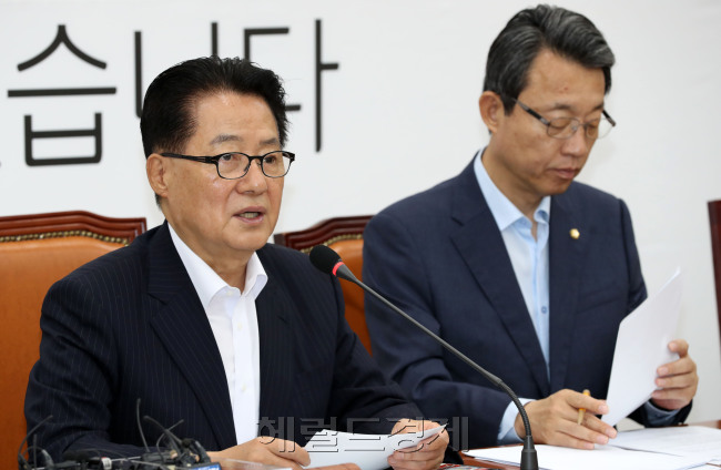 박지원 국민의당 비대위원장이 11일 오전 서울 여의도 국회에서 열린 비상대책위원회의에서 모두발언을 하고 있다. 박해묵 기자/mook@heraldcorp.com