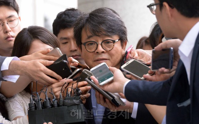 대우조선해양 비리를 수사 중인 검찰 부패범죄 특별수사단(단장 김기동 검사장)이 유명 건축가 이창하(60)씨를 11일 피의자 신분으로 소환했다.<br />이날 오전 9시25분 검찰 특별수사단 조사실이 있는 서울고검에 출석한 이씨는 "대우조선에서 일감 몰아 받고 얼마나 혜택을 받았느냐", "관리 비자금 남 전 사장에게 상납했느냐"는 취재진 질문에 "검찰 조사에 성실히 답변하겠다"고 말했다.<br /> <br />이어진 "남상태 전 사장한테 특혜받는 대가로 금품을 제공했느냐"는 질문에는 "아니다"라고 말했다. 이씨는 또 초과 수입분으로 비자금 조성했다는 의혹에 대해서는 "어이 없다"고 답했다. 남상태 전 사장과 관계에 대해서는 "아무 관계 아니다. 회사의 동료였다"고 말했다.<br />이씨는 남상태(66·구속) 전 대우조선 사장의 비자금 금고지기 역할을 했다는 의혹을 받고 있다. 두 사람은 오만 선상호텔 사업과 서울 당산동 사옥 매입 과정에서 사업상 특혜와 비자금 조성을 공모한 혐의다.<br />이씨는 남 전 사장에게서 일감을 몰아 받고 뒷돈을 건넨 혐의도 있다. 남 전 사장은 2006년부터 6년 동안 대우조선 사장으로 일했다.<br /> <br />방송 프로그램 ‘러브하우스’로 유명세를 탄 이씨는 2006년부터 2009년까지 대우
대우조선해양 비리를 수사 중인 검찰 부패범죄 특별수사단(단장 김기동 검사장)이 유명 건축가 이창하(60)씨를 11일 피의자 신분으로 소환했다.
이날 오전 9시25분 검찰 특별수사단 조사실이 있는 서울고검에 출석한 이씨는 "대우조선에서 일감 몰아 받고 얼마나 혜택을 받았느냐", "관리 비자금 남 전 사장에게 상납했느냐"는 취재진 질문에 "검찰 조사에 성실히 답변하겠다"고 말했다.
이어진 "남상태 전 사장한테 특혜받는 대가로 금품을 제공했느냐"는 질문에는 "아니다"라고 말했다. 이씨는 또 초과 수입분으로 비자금 조성했다는 의혹에 대해서는 "어이 없다"고 답했다. 남상태 전 사장과 관계에 대해서는 "아무 관계 아니다. 회사의 동료였다"고 말했다.
이씨는 남상태(66·구속) 전 대우조선 사장의 비자금 금고지기 역할을 했다는 의혹을 받고 있다. 두 사람은 오만 선상호텔 사업과 서울 당산동 사옥 매입 과정에서 사업상 특혜와 비자금 조성을 공모한 혐의다.
이씨는 남 전 사장에게서 일감을 몰아 받고 뒷돈을 건넨 혐의도 있다. 남 전 사장은 2006년부터 6년 동안 대우조선 사장으로 일했다.
방송 프로그램 ‘러브하우스’로 유명세를 탄 이씨는 2006년부터 2009년까지 대우