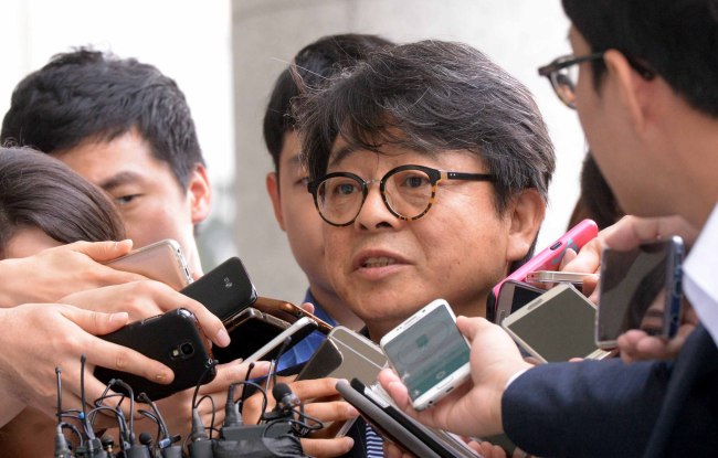 남상태 전 대우조선해양 사장의 비자금 조성에 연루된 의혹을 받고 있는 건축가 이창하 씨가 11일 오전 검찰에 소환됐다. 이 씨는 “검찰 조사에 성실히 답하겠다”고 했다.  정희조 기자/checho@